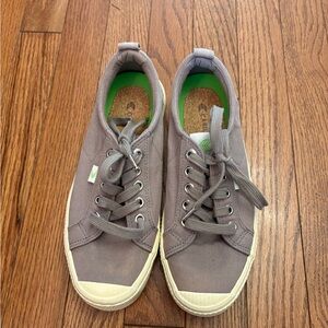 Cariuma Gray Sneakers Classic Canvas Design